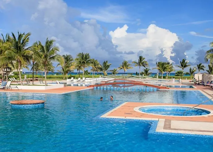 Zen Beachfront Condo, Pool, Gym, Golf, Beach Club