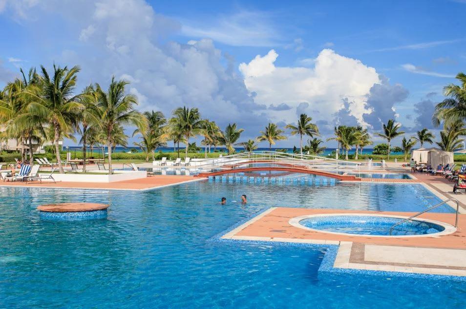 Сasa de vacaciones Zen Beachfront Condo, Pool, Gym, Golf, Club