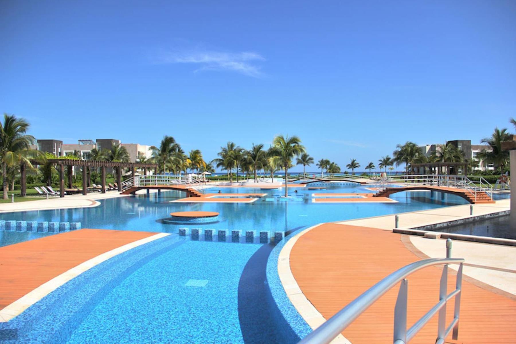 Zen Beachfront Condo, Pool, Gym, Golf, Club Playa del Carmen